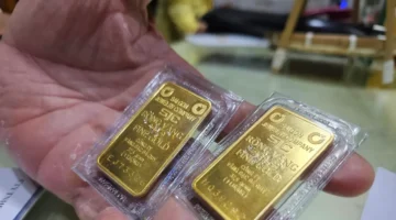 تراجع مفاجئ بأسعار معدن الذهب وخواتم شركة SJC بنحو 3 ملايين دونغ فيتنامي ونصف.